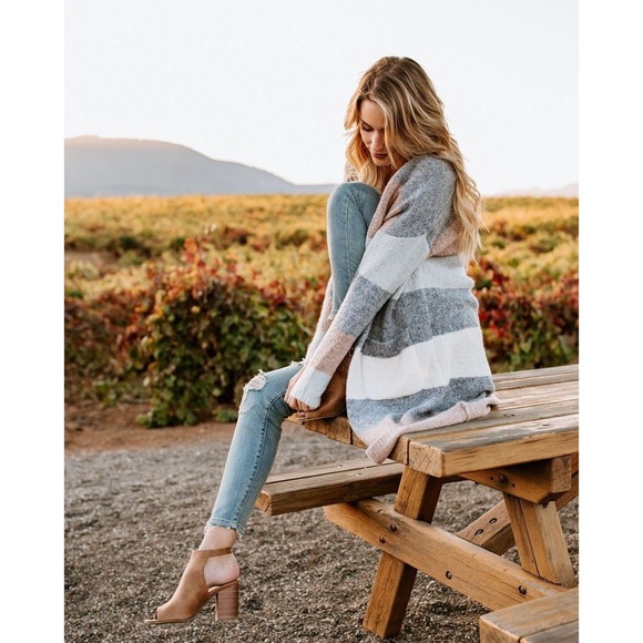 🆕 Gray Striped Pocketed Cardigan - Picture 2 of 6